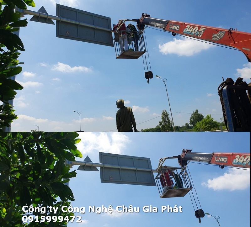 Lắp đặt biển chỉ dẫn giao thông bằng xe cẩu