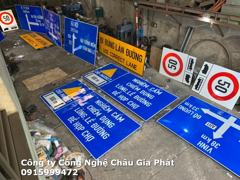 Thi công biển báo trên tuyến quốc lộ