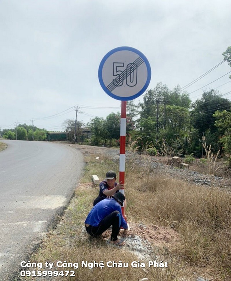 Lắp dựng biển báo đường cao tốc