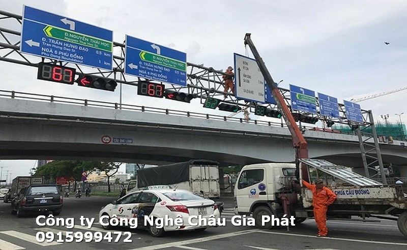 Thi công biển chỉ dẫn trên cầu vượt