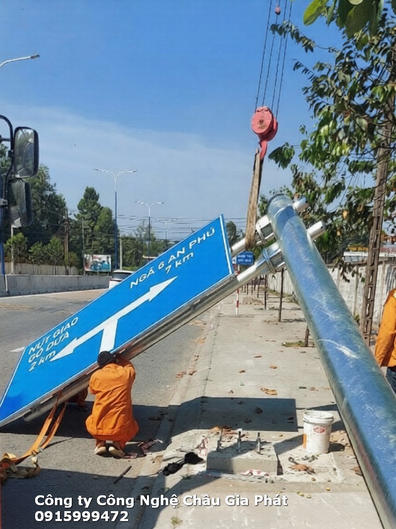 Lắp đặt biển báo trên trụ cao