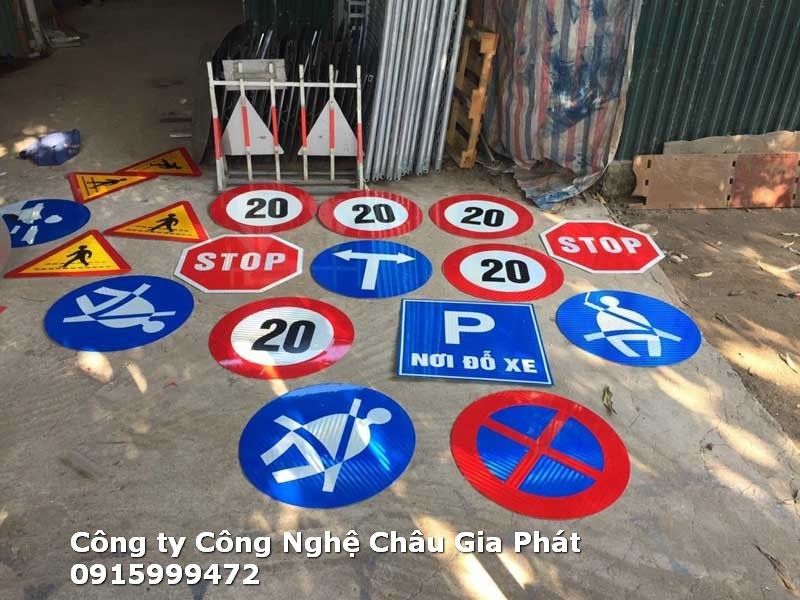 Sản xuất biển báo giao thông tại xưởng Châu Gia Phát