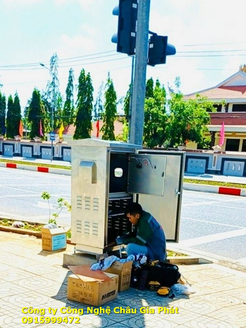Kỹ thuật viên cài đặt tủ điều khiển đèn giao thông