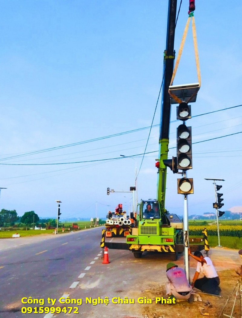 Lắp đặt trụ đèn tín hiệu giao thông bằng xe cẩu tại tuyến quốc lộ