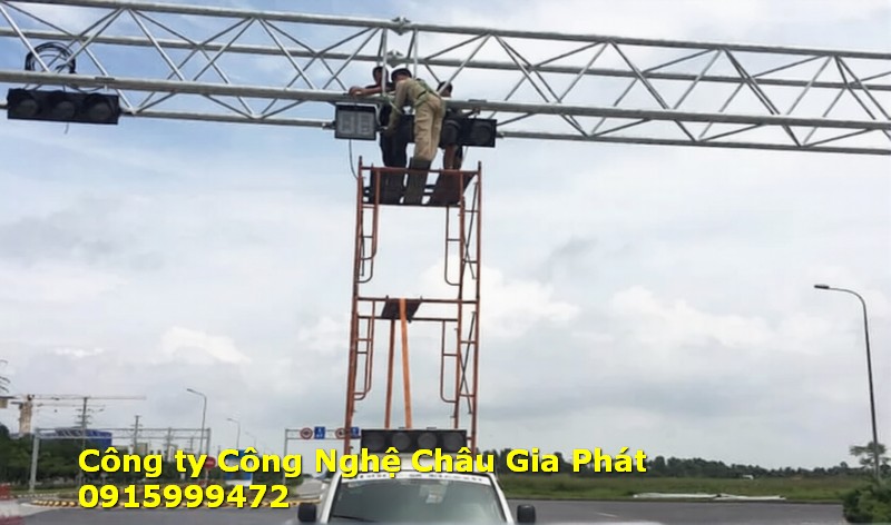 Kỹ thuật viên lắp đặt đèn trên giá long môn đường cao tốc
