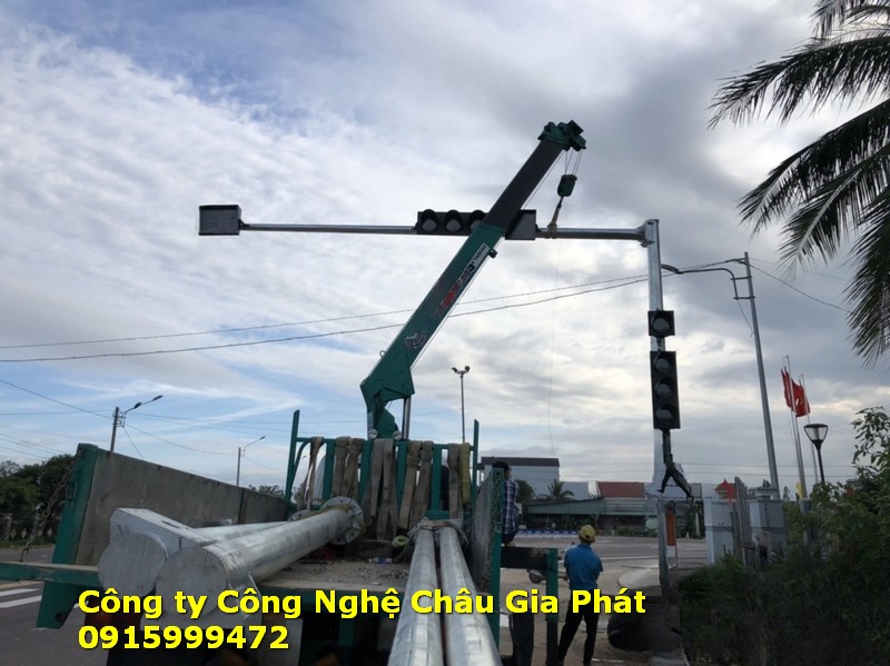 Xe cẩu lắp đặt trụ cần vươn đèn giao thông tại nút giao