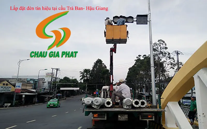 Châu Gia Phát lắp đèn giao thông tại Hậu Giang