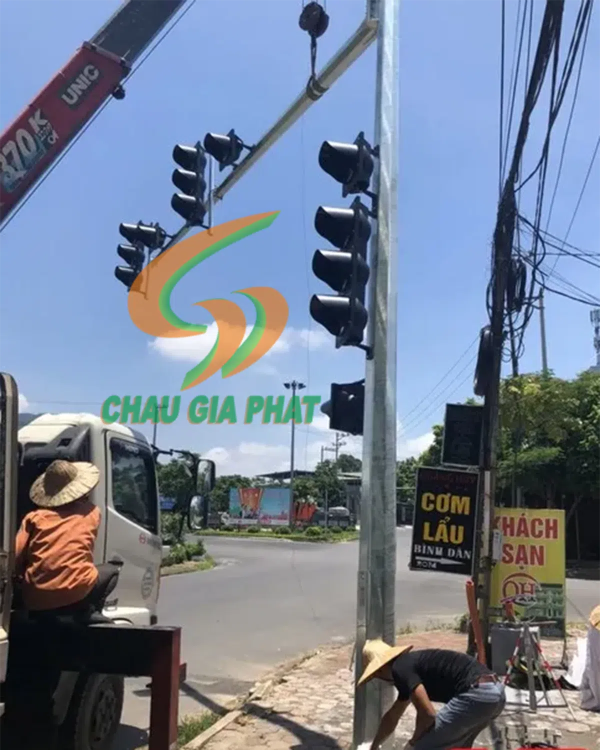 Châu Gia Phát lắp đèn giao thông dung NLMT